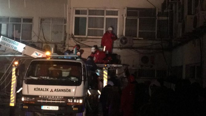 Depremde Zarar Gören Hastanede Mahsur Kalan Hemşire Ve Hastalar Kurtarıldı