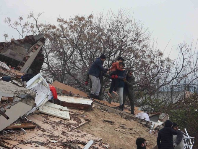 Hatay’da Bir Çocuk Depremden 18 Saat Sonra Sağ Kurtarıldı
