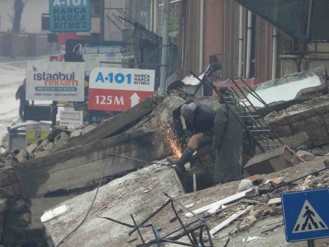 Hatay’da Bir Çocuk Depremden 18 Saat Sonra Sağ Kurtarıldı