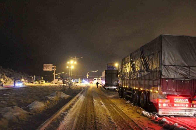 Yoğun Kar Yağışı İle Kapanan Antalya-konya Karayolu Tırlar Hariç Araç Trafiğine Açıldı