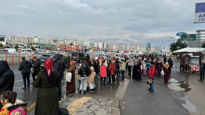 Diyarbakır’da Vatandaşlar Şehri Terk Ediyor