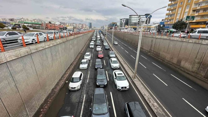 Diyarbakır’da Vatandaşlar Şehri Terk Ediyor