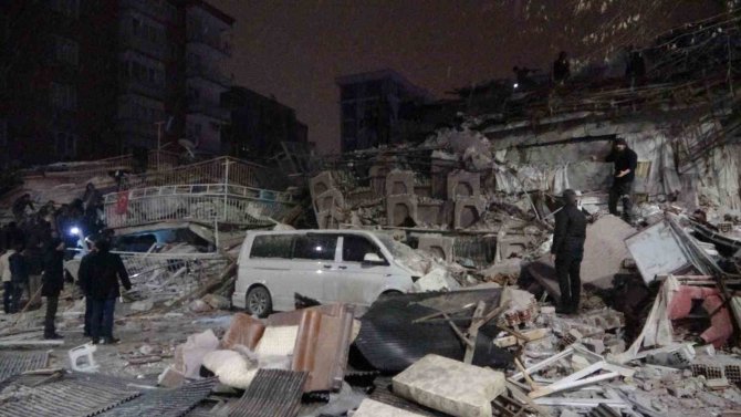 Malatya’da Enkaz Altındaki Yaralılara Ulaşılmaya Çalışılıyor