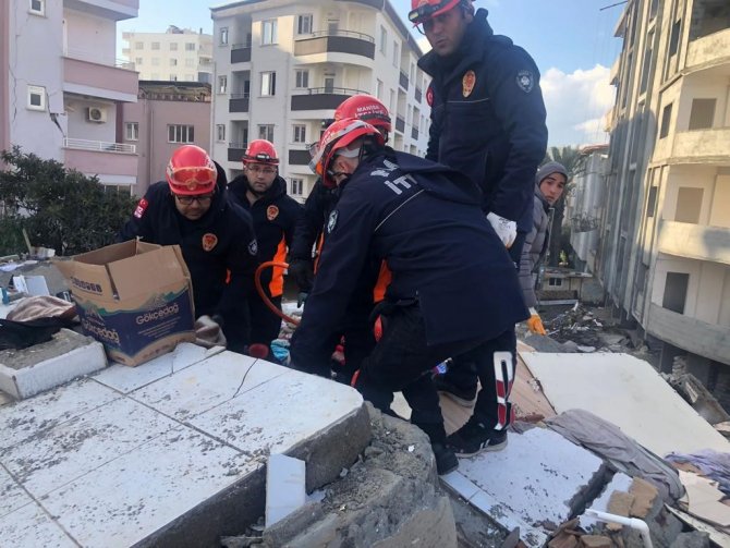 Manisa İ̇tfaiyesi Kurtarma Çalışmalarına Başladı