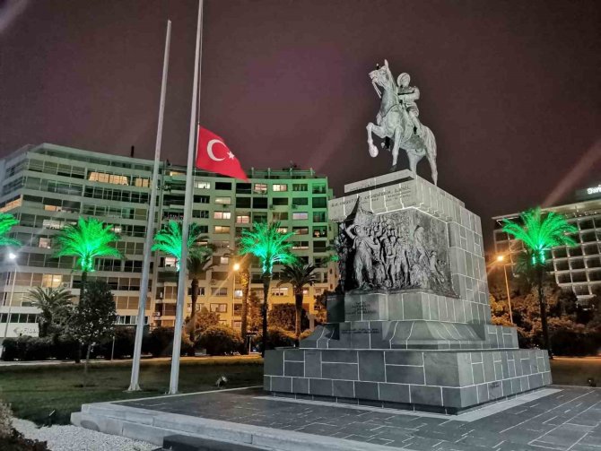 İ̇zmir’de Bayraklar Yarıya İndirildi