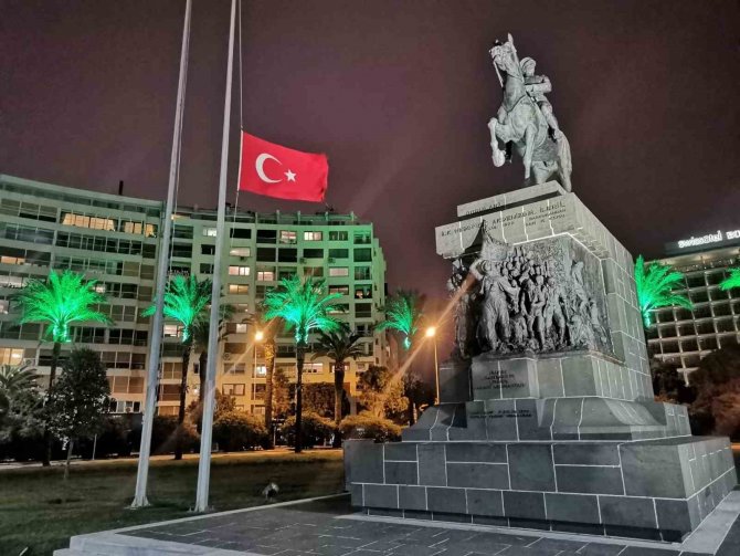 İ̇zmir’de Bayraklar Yarıya İndirildi