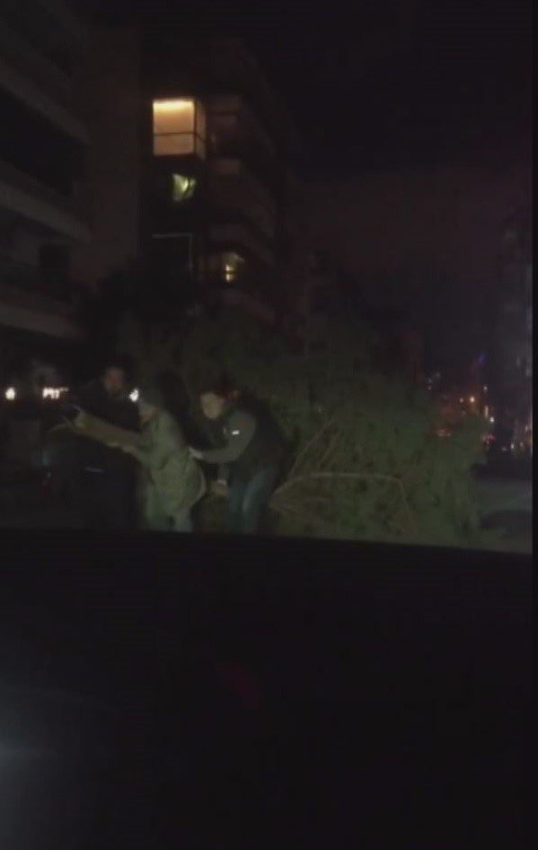 İ̇zmir’deki Ağaç Devrilmeleri Ve Çatı Uçmaları Kamerada