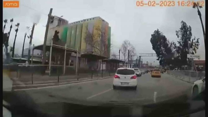 İ̇zmir’deki Ağaç Devrilmeleri Ve Çatı Uçmaları Kamerada