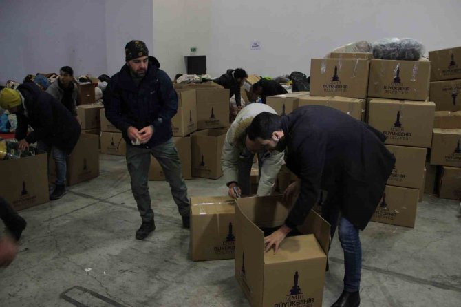 İ̇zmirlilerden Deprem Bölgesine Yardım Seferberliği