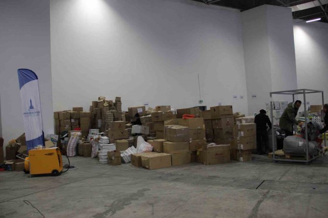 İ̇zmirlilerden Deprem Bölgesine Yardım Seferberliği