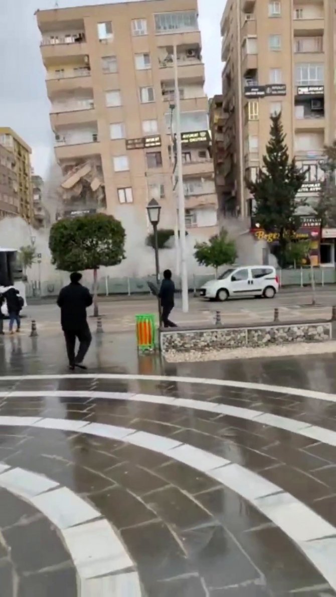 Şanlıurfa’da 8 Katlı Bina Böyle Yıkıldı: Enkaz Altında 5 Kişinin Kaldığı Bildiriliyor