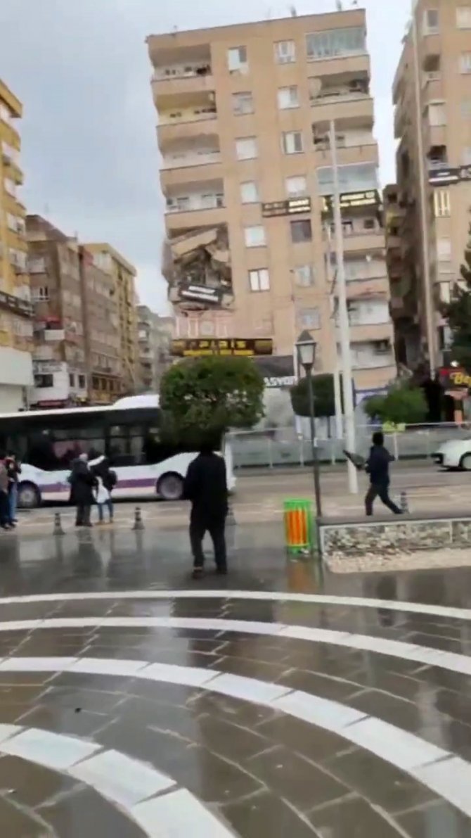 Şanlıurfa’da 8 Katlı Bina Böyle Yıkıldı: Enkaz Altında 5 Kişinin Kaldığı Bildiriliyor