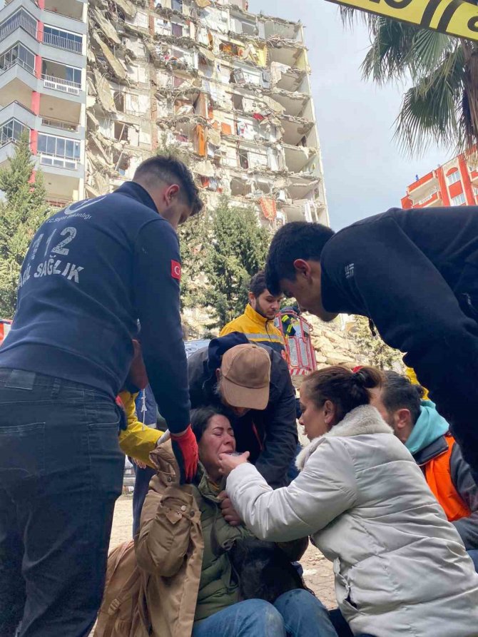 Yeni Deprem 12 Katlı Binayı Yıktı, Yan Bloktaki Mahsur Kalanlar Kurtarılıyor