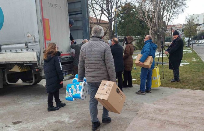 Deprem Bölgesi İçin Tek Yürek Oldular: Bebek Arabasıyla Bile Yardım Taşıdılar