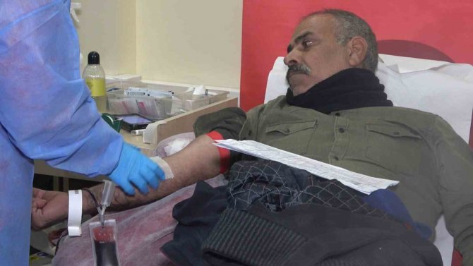 Deprem Bölgesi İçin "Kan Bağışı" Seferberliği: Vatandaşlar Kan Vermek İçin Sıraya Girdi