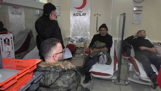 Deprem Bölgesi İçin "Kan Bağışı" Seferberliği: Vatandaşlar Kan Vermek İçin Sıraya Girdi