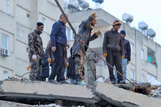 Osmaniye’de 15 Saattir Göçük Altında Bulunan Çifti Kurtarma Çalışmaları Devam Ediyor