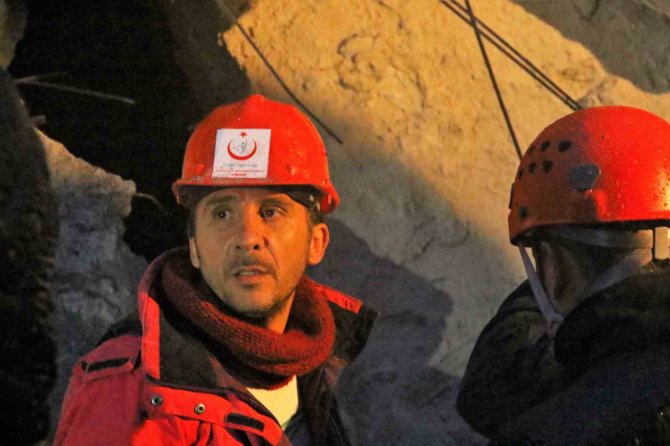 Osmaniye’de 15 Saattir Göçük Altında Bulunan Çifti Kurtarma Çalışmaları Devam Ediyor