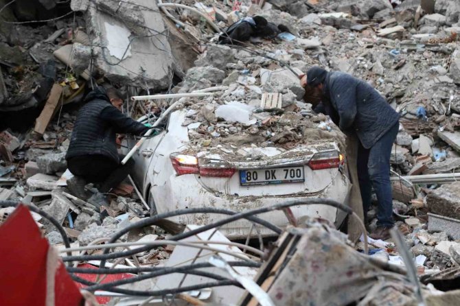 Osmaniye’de 15 Saattir Göçük Altında Bulunan Çifti Kurtarma Çalışmaları Devam Ediyor
