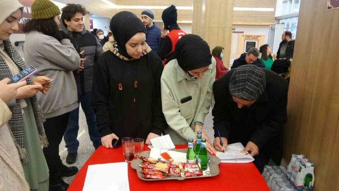 İ̇stanbullular Deprem Bölgesi İçin Kan Vermeye Koştu