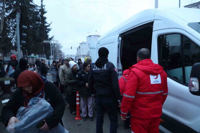 Kızılay Ekipleri Deprem Bölgesinde