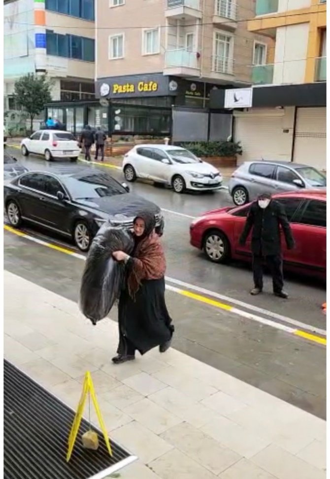 Pendik’te Vatandaşlar Depremzedeler İçin Seferber Oldu