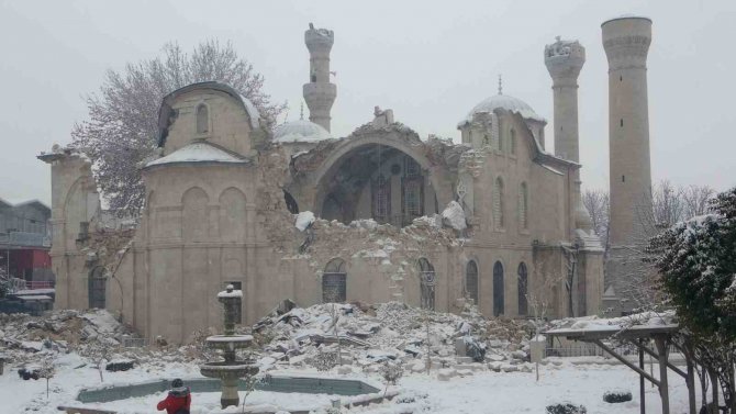 Tarihi Cami Depremde Yıkıldı