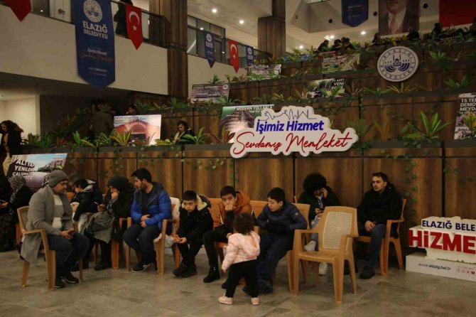 Depremi Yaşayan Elazığlılar Fuar Merkezlerine Akın Etti