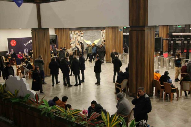 Depremi Yaşayan Elazığlılar Fuar Merkezlerine Akın Etti