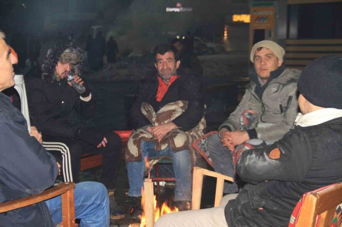 Depremden Etkilenen Malatyalılar Akşamı Dışarıda Geçiriyor