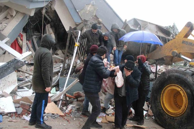 Yakınları Enkaz Altında Kalan Vatandaşların Acı Bekleyişi Sürüyor