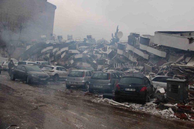 Yakınları Enkaz Altında Kalan Vatandaşların Acı Bekleyişi Sürüyor