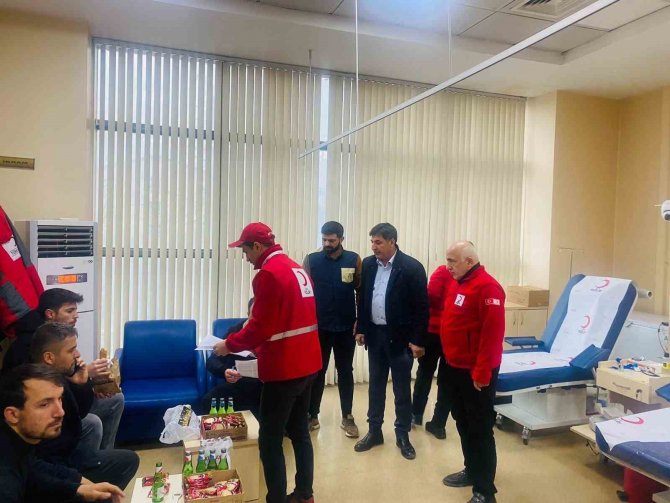 Deprem Bölgesine Destek İçin Kızılay Siirt Şubesi Ekipleri Yola Çıktı