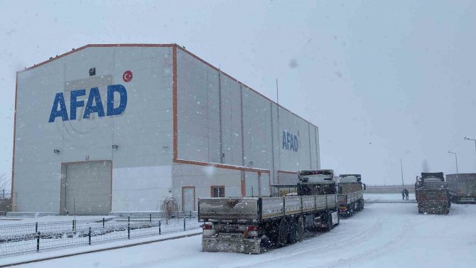 Erzincan’daki Afad Lojistik Deposundan Deprem Bölgelerine Yardım