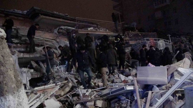 Malatya’da Enkaz Altındaki Yaralılara Ulaşılmaya Çalışılıyor