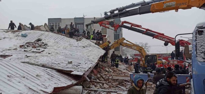 Depremde Kahramanmaraş’ta Birçok Bina Yıkıldı, Kurtarma Çalışmaları Sürüyor