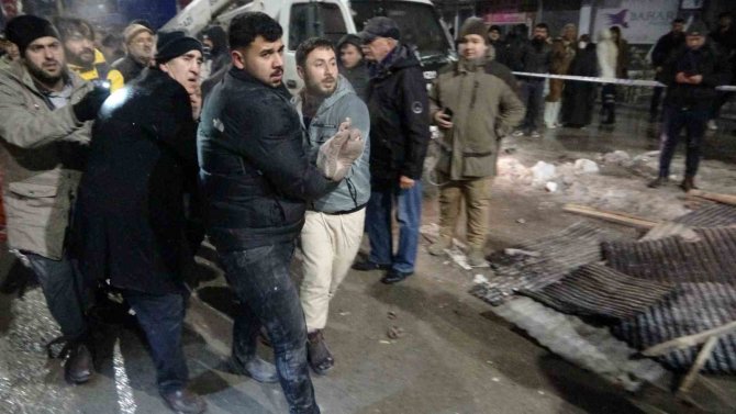 Malatya’da Enkaz Altındaki Yaralılara Ulaşılmaya Çalışılıyor