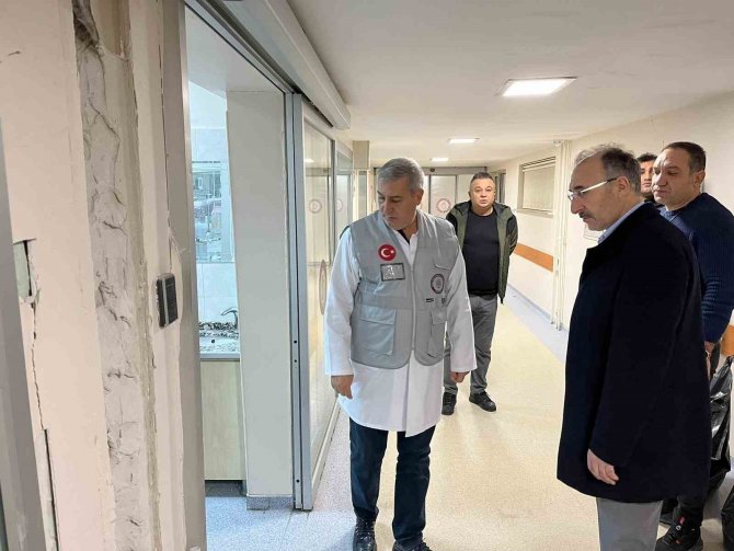 7.4’lük Depremde Fırat Üniversitesi Hastanesinde Sıva Çatlakları Oluştu