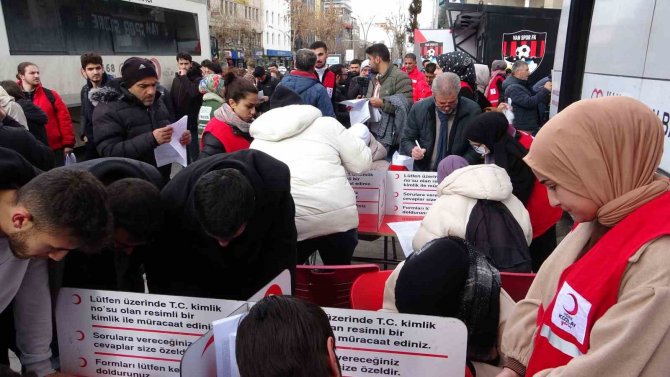 Van’da Depremzedeler İçin Kan Bağışı Kuyruğu
