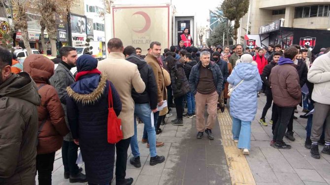 Van’da Depremzedeler İçin Kan Bağışı Kuyruğu