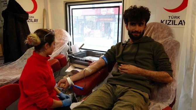 Van’da Depremzedeler İçin Kan Bağışı Kuyruğu