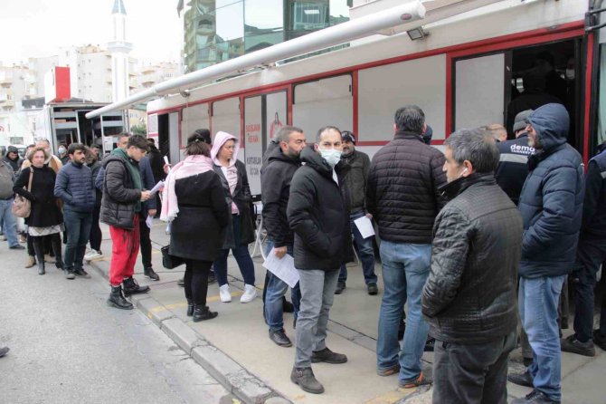 İ̇zmir’de Deprem Bölgesi İçin Kan Bağışı Seferberliği