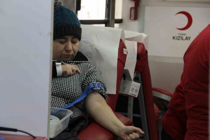 İ̇zmir’de Deprem Bölgesi İçin Kan Bağışı Seferberliği