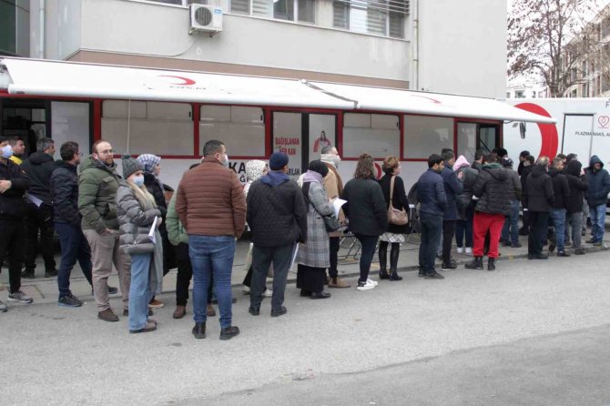 İ̇zmir’de Deprem Bölgesi İçin Kan Bağışı Seferberliği