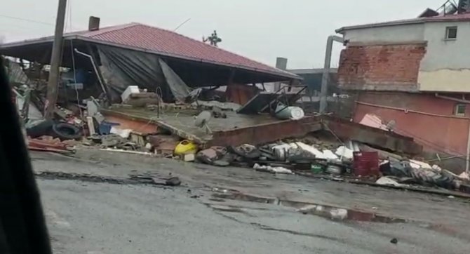 Canlarını Hiçe Sayıp Depremde Çöken Markete Girdiler,