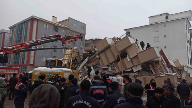 Kahramanmaraş Elbistan’da Da Binalar Yıkıldı