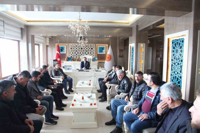 Ahlat’tan Deprem Bölgesine 4 Tır Yardım Malzemesi Gönderildi