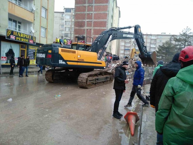 Elazığ Valisi Toraman, “2 Vatandaşımızın Enkaz Altından Çıkarılması İçin Çalışmalar Devam Etmektedir”