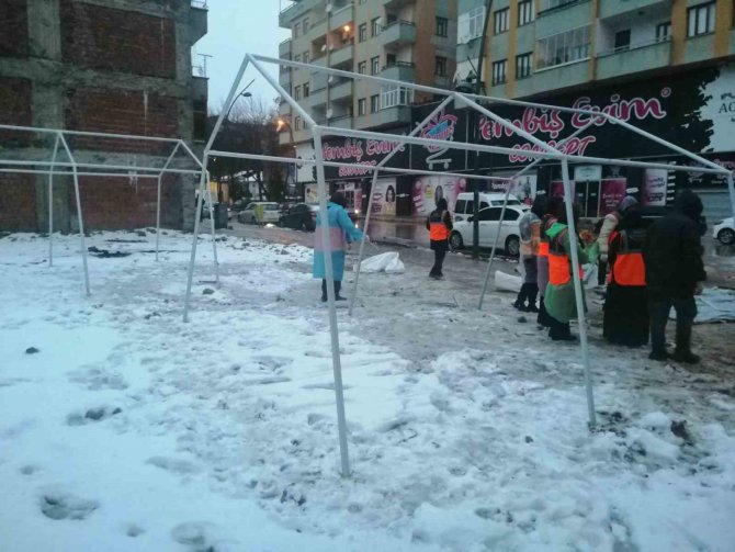 Elazığ’daki Enkaz Alanına Çadırlar Kuruluyor