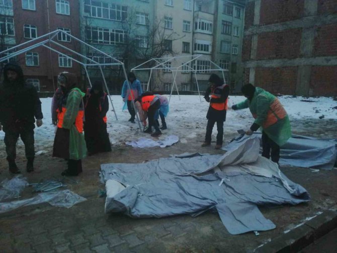 Elazığ’daki Enkaz Alanına Çadırlar Kuruluyor